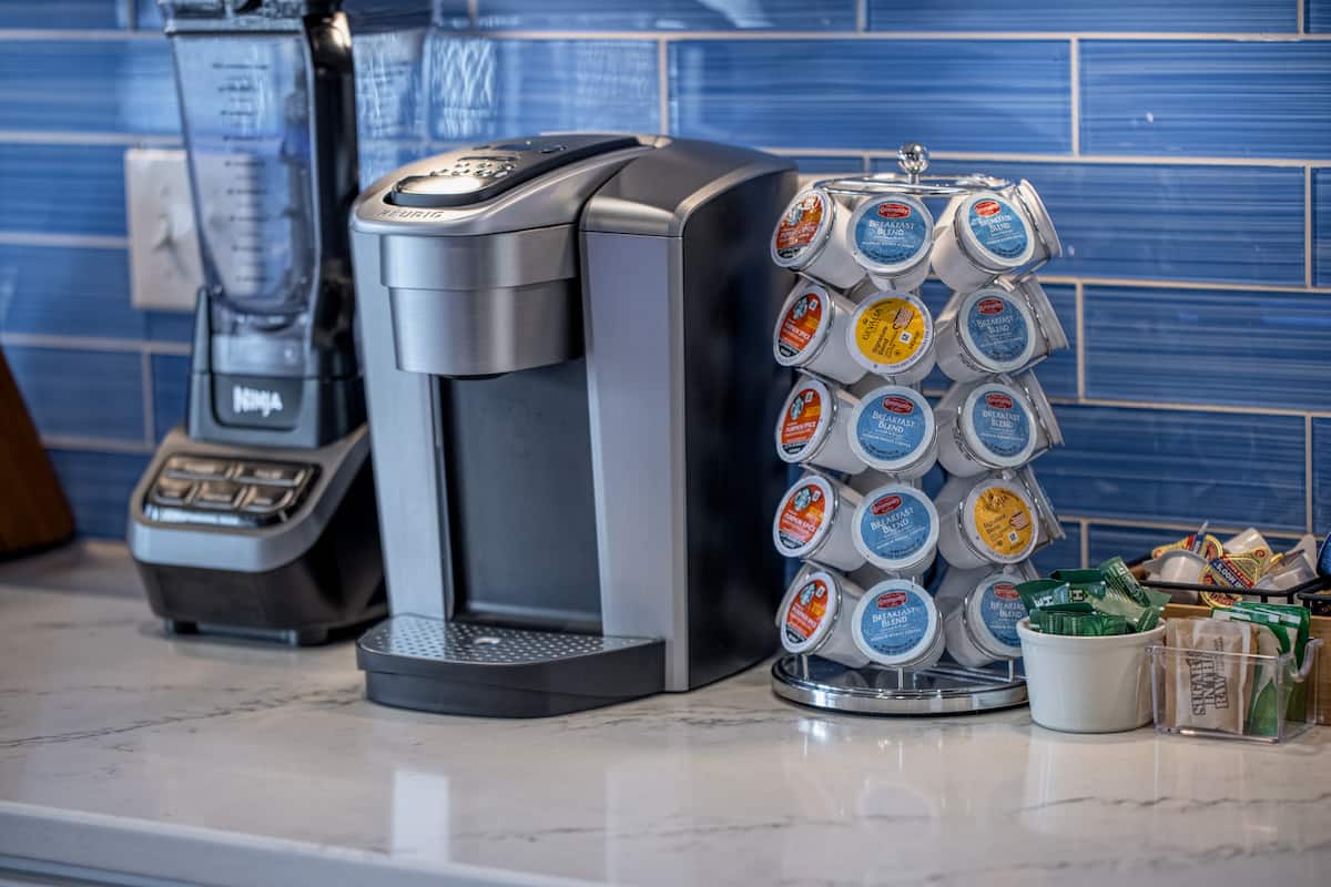 Coffee station with single-serve coffee maker